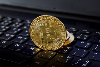 Bitcoin dizüstü bilgisayarın klavyesinde yer almaktadır, kripto para ticareti teknolojisi kavramı.