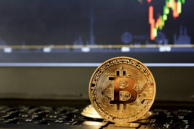 Bitcoin dizüstü bilgisayarın klavyesinde yer almaktadır, kripto para ticareti teknolojisi kavramı.