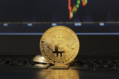 Bitcoin dizüstü bilgisayarın klavyesinde yer almaktadır, kripto para ticareti teknolojisi kavramı.