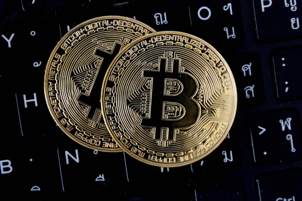 Bitcoin dizüstü bilgisayarın klavyesinde yer almaktadır, kripto para ticareti teknolojisi kavramı.