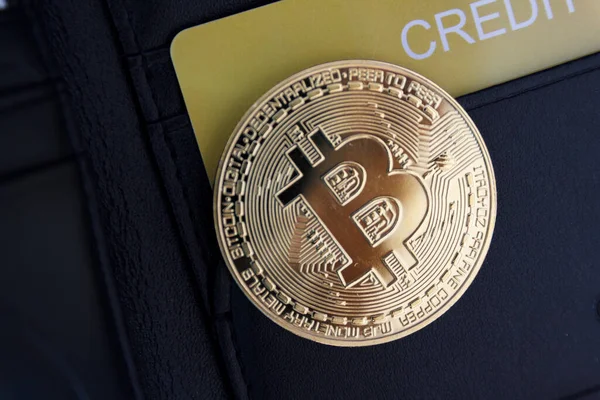 Cüzdanda bitcoin ve kredi kartı var, kripto para ticareti teknolojisi konsepti.