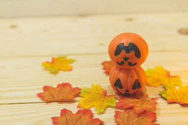 Ahşap bir masada boyanmış yüzleri olan Cadılar Bayramı balkabakları. Cadılar Bayramı geçmişi. Mesaj için yer var. kopyalama alanı. Cadılar Bayramı konsepti