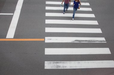 Japonya 'da yaya geçidinde yürüyen iki kadın.