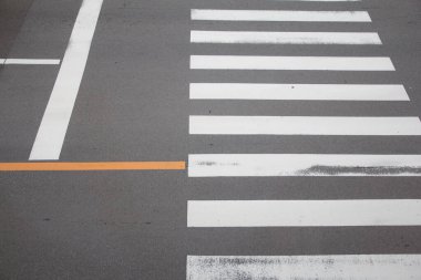 Japonya 'da yaya geçidi, insanlar caddeden karşıya geçerken güvenlik için..