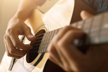 Odaklanmayı ve yumuşak odaklanmayı seç, akustik gitar çalan adamın eli, müzikal konsept