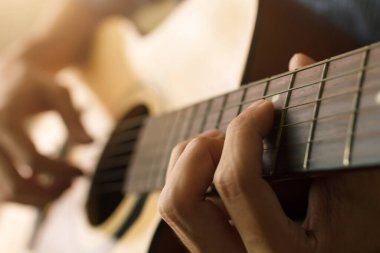 Odaklanmayı ve yumuşak odaklanmayı seç, akustik gitar çalan adamın eli, müzikal konsept