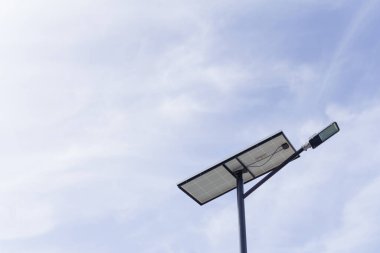 Lamba direği ve mavi gökyüzü arkaplanlı fotovoltaik panel