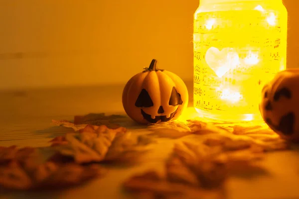 Zucche Halloween Con Facce Dipinte Tavolo Legno Sfondo Halloween Spazio — Foto Stock