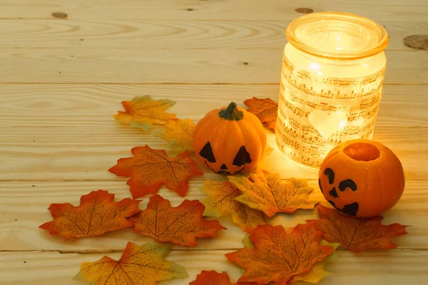 Zucche Halloween Con Facce Dipinte Tavolo Legno Sfondo Halloween Spazio — Foto Stock