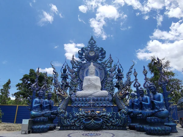 Chiangrai, Tayland 6 Haziran 2019: Wat Rong Suea 10 (Kaplan Tapınağı Kanalı üzerinden atlıyor)