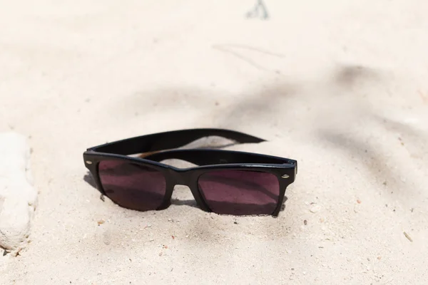 Sluneční Brýle Mořské Pláži Letní Koncepce — Stock fotografie