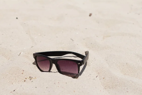 Sluneční Brýle Jsou Potřísněné Pískem Letní Dovolená — Stock fotografie