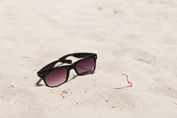 Sluneční Brýle Jsou Potřísněné Pískem Letní Dovolená — Stock fotografie