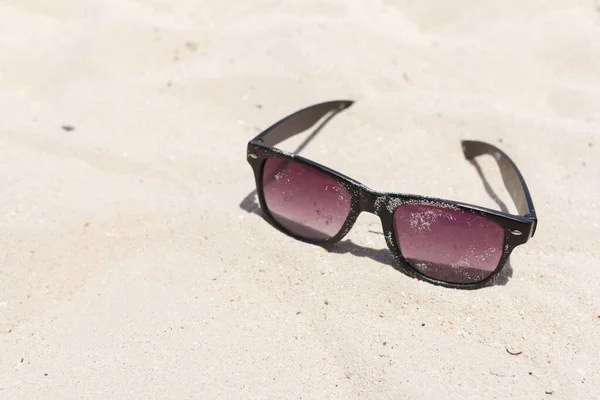 Solglasögon Färgas Med Sand Sommarsemester — Stockfoto