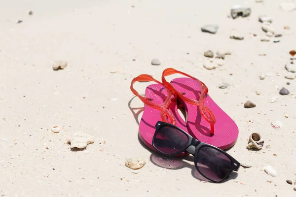 Occhiali Sole Neri Scarpe Rosa Sulla Spiaggia Sul Mare Estate — Foto Stock