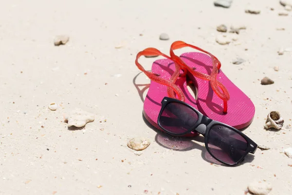 Occhiali Sole Neri Scarpe Rosa Sulla Spiaggia Sul Mare Estate — Foto Stock