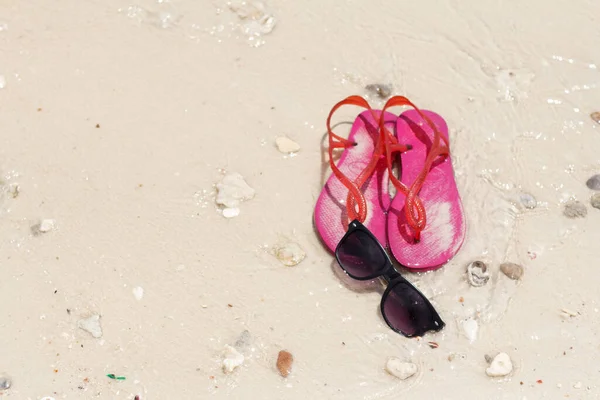Černé Sluneční Brýle Růžové Boty Mořské Pláži Létě — Stock fotografie