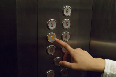 Kadının elini kaldır ve kaldır.. 