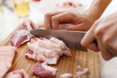 Aşçı bir adam domuz etini bıçakla keser. Aşçılık Konsepti