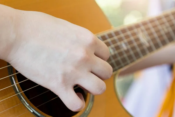 Επιλέξτε Εστίαση Και Απαλή Εστίαση Χέρι Του Ανθρώπου Παίζει Ακουστική — Φωτογραφία Αρχείου