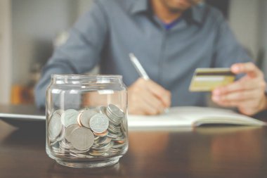 Muhasebe konsepti için para biriktiriyorum. İş adamı muhasebesini yönetiyor..