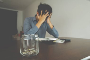 İş kaybı kavramı. Tasarruf bozuldu. Bussisnessman çaresiz ve bunalımda çünkü parasını idare edemiyor.. 