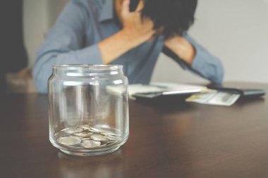 İş kaybı kavramı. Tasarruf bozuldu. Bussisnessman çaresiz ve bunalımda çünkü parasını idare edemiyor..