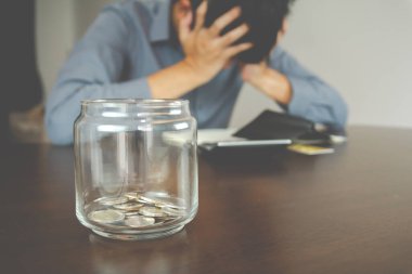 İş kaybı kavramı. Tasarruf bozuldu. Bussisnessman çaresiz ve bunalımda çünkü parasını idare edemiyor..