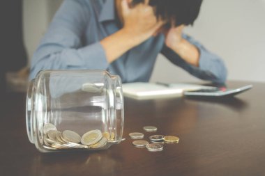 İş kaybı kavramı. Tasarruf bozuldu. Bussisnessman çaresiz ve bunalımda çünkü parasını idare edemiyor..