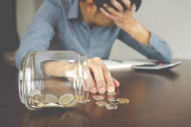 İş kaybı kavramı. Tasarruf bozuldu. Bussisnessman çaresiz ve bunalımda çünkü parasını idare edemiyor..