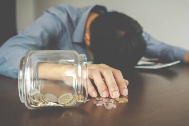 İş kaybı kavramı. Tasarruf bozuldu. Bussisnessman çaresiz ve bunalımda çünkü parasını idare edemiyor..