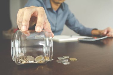 Para muhasebe konsepti. İş adamı şişedeki parayı kontrol ediyor. Yönetim ve Finans