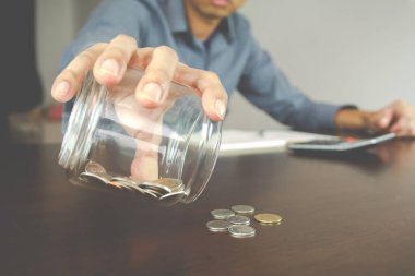 Para muhasebe konsepti. İş adamı şişedeki parayı kontrol ediyor. Yönetim ve Finans