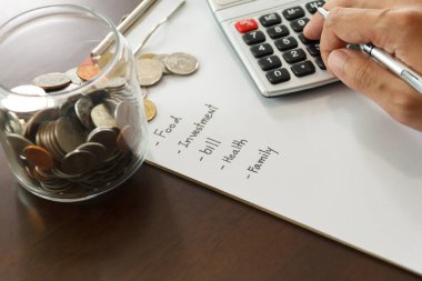 Para yönetimi konsepti. El adamı bütçeleri hesaplamak için hesap makinesi kullan.