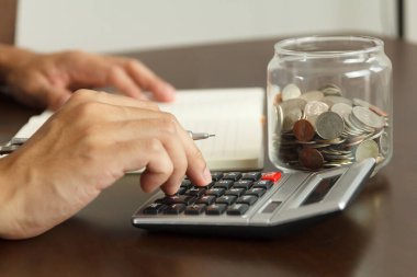 Para yönetimi konsepti. El adamı bütçeleri hesaplamak için hesap makinesi kullan.