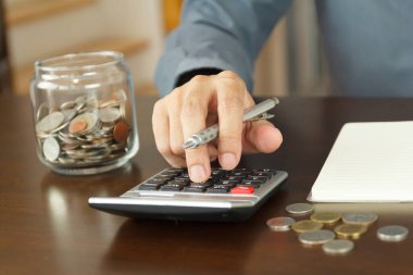 Para yönetimi konsepti. El adamı bütçeleri hesaplamak için hesap makinesi kullan.