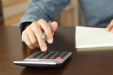 Kapatın elleri, hesap makinesini kullanarak bir şeyler hesaplayın.