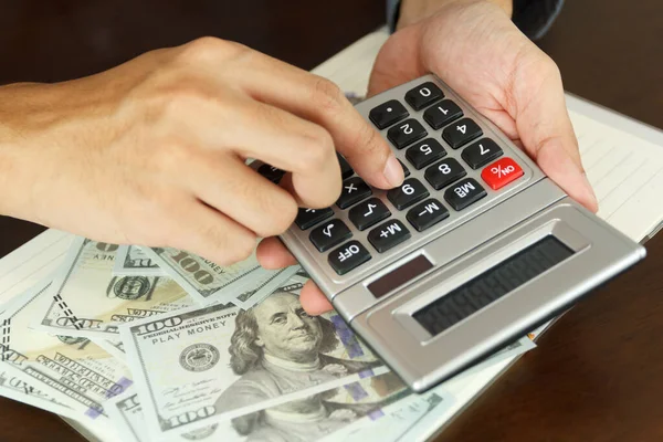 Para yönetimi konsepti. El adamı bütçeleri hesaplamak için hesap makinesi kullan.