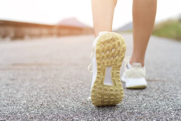 Primo Piano Delle Scarpe Corsa Femminili Lavorare Fuori Concetto Passo — Foto Stock