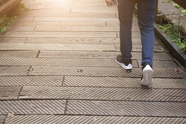 Hombre Pantalones Vaqueros Zapatillas Deporte Caminando Por Camino Madera — Foto de Stock