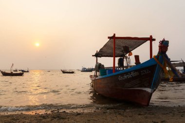 Bang Pra, Chonburi Tayland - 18 Ocak 2020: Akşam sahilde küçük balıkçı teknesi durağı.