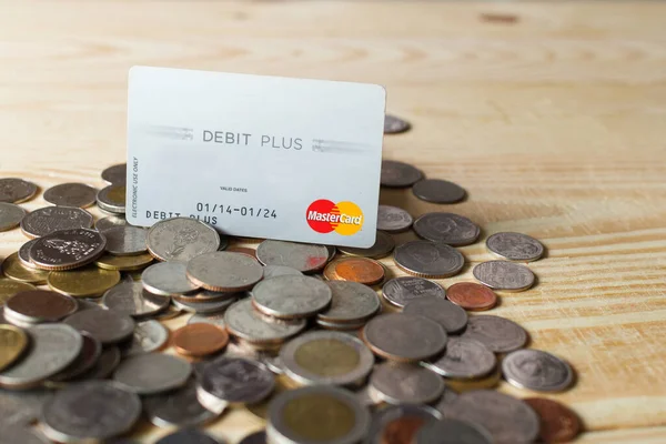 チョンブリ 2019年10月2日 テキスト背景のためのスペースを持つコインマネーとクレジットカード 貯蓄と金融 安全保障の概念 — ストック写真