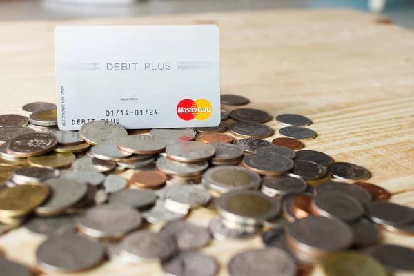 チョンブリ 2019年10月2日 テキスト背景のためのスペースを持つコインマネーとクレジットカード 貯蓄と金融 安全保障の概念 — ストック写真