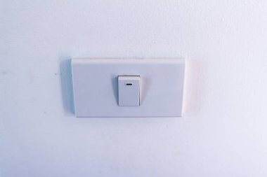 Duvardaki ışık düğmesini kapat..