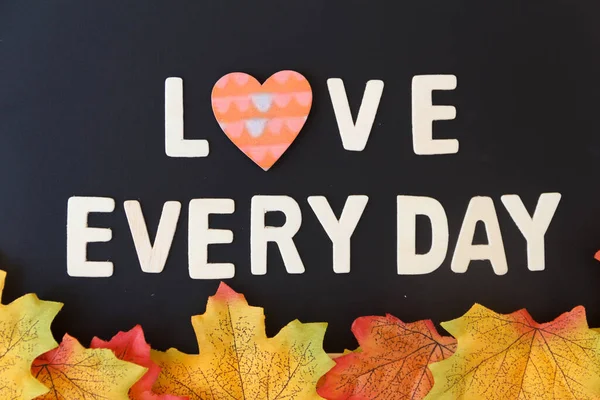 Liefdesdagconcept Houten Tekst Blijft Valentijnsdag Met Esdoornblad Zwarte Achtergrond Valentijnsdag — Stockfoto