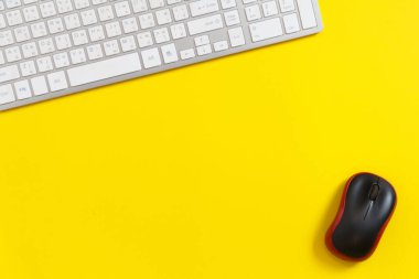 Sarı kağıt arkaplanlı çevrimiçi satış günü.