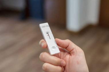 SARS 2019-nCoV COVID-19 antijen hızlı test kiti negatif sonuç verdi, COVID-19 antijen hızlı test