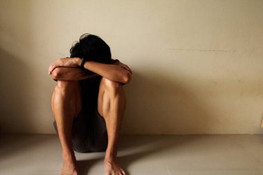 üzgün genç bir adam boş bir odada yalnız başına oturuyor, üzgün, yalnız, toyluk, ergenlik, ev şiddeti, istenmeyen aşk sorunları, yalnız, aile