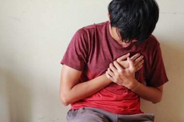 Kalbine dokunan el. Çünkü aşktan başarısız oldu. üzgün, yalnız, chool, ergenlik, ev şiddeti, istenmeyen aşk sorunları, yalnız, aile