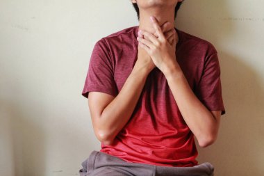 Hasta bir gencin boğazında sorun var.